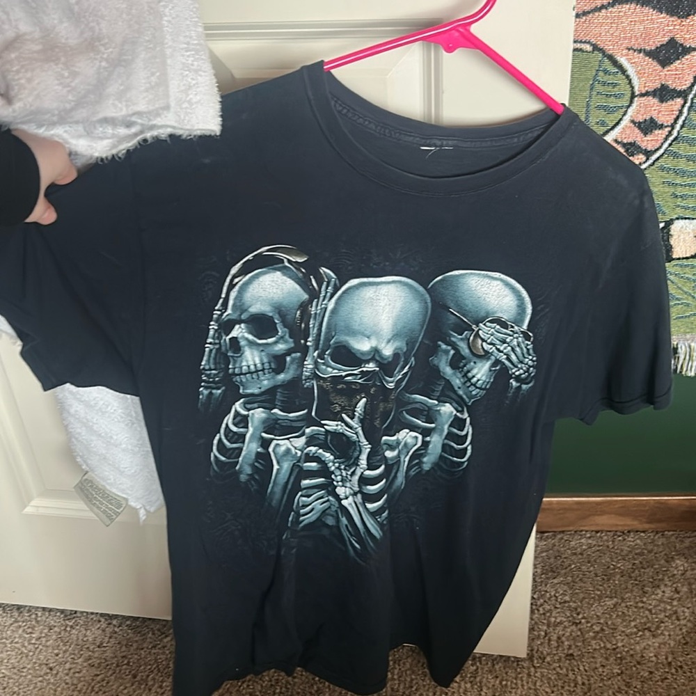 Black graphic tshirt